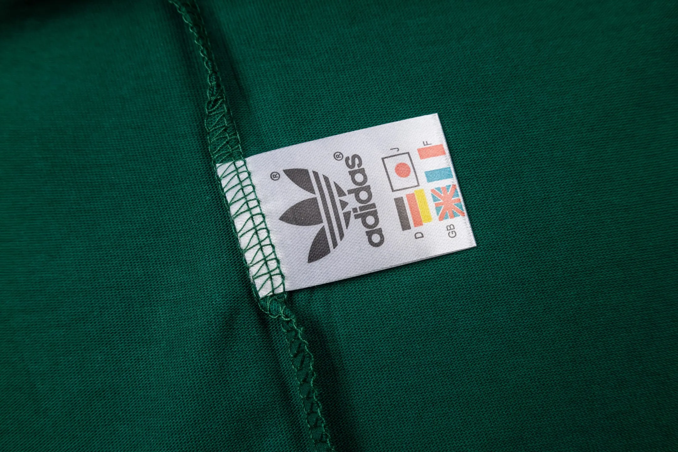 Adidas Clover Song Yuqi Same Style preppy short-sleeved pure cotton material, skin-friendly and breathable, super comfortable to wear in spring and summer! It has a loose fit on the front shoulder and Navy Blue contrasting edges, giving it a full retro college style✨. The embroidered badge on the chest is super delicate and highly recognizable. It goes well with short skirts or straight pants. It can be easily worn in daily casual or campus wear ~ Versatile also reduces age and directly adds a sense of youthful vitality! Style number: A 191# Color: Green White Size: S M L XL XXL